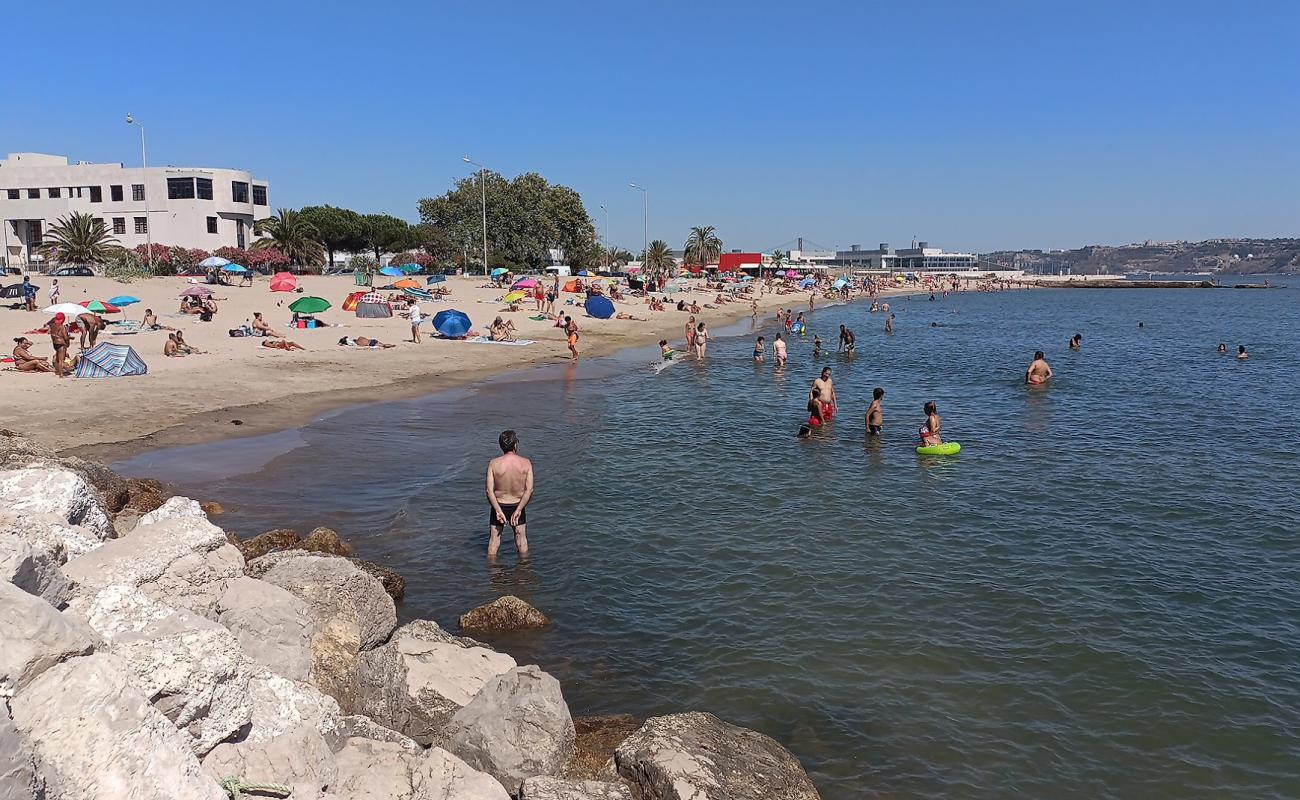 Photo de Praia de Alges avec sable lumineux de surface