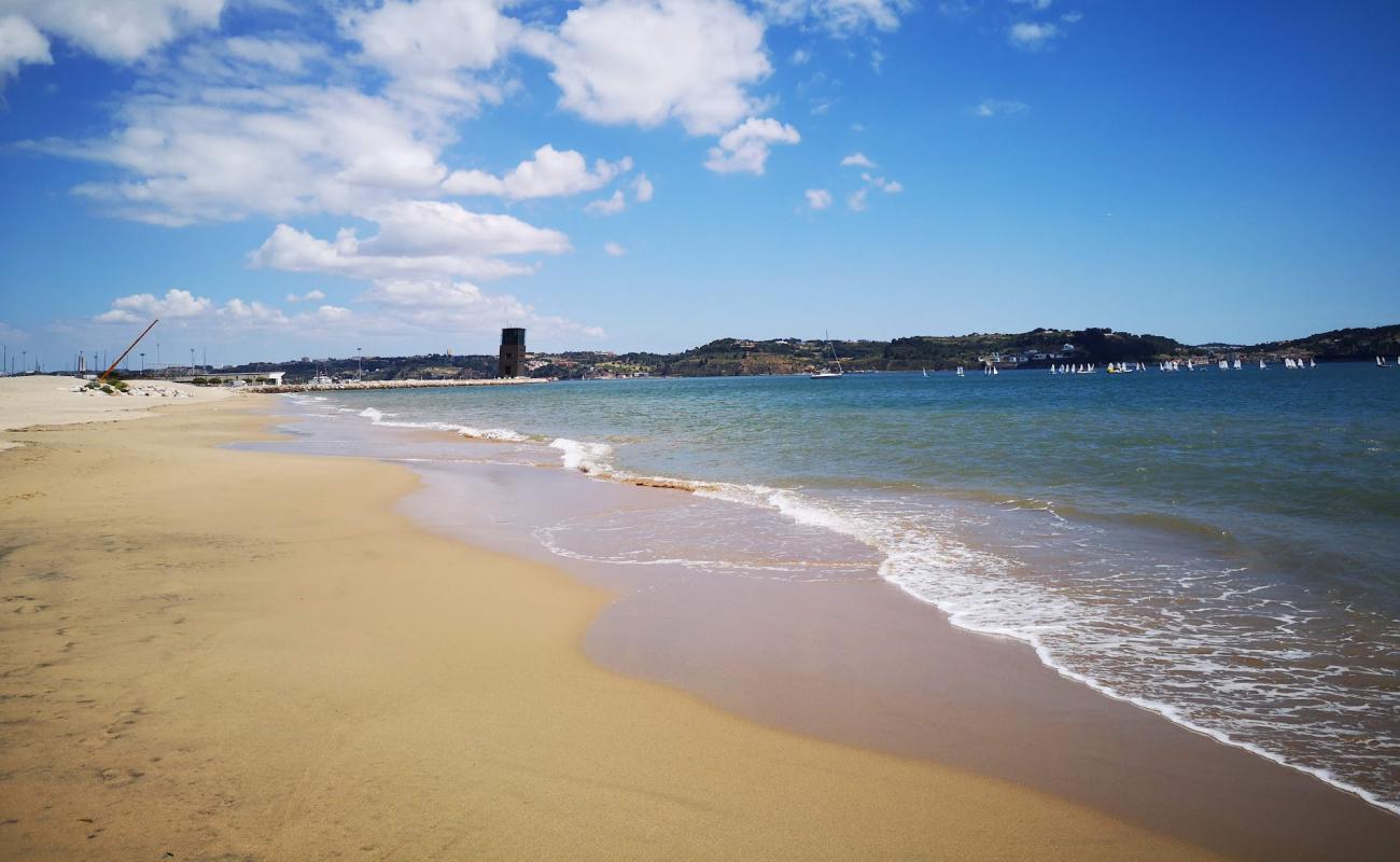 Photo de Praia do Dafundo avec sable lumineux de surface