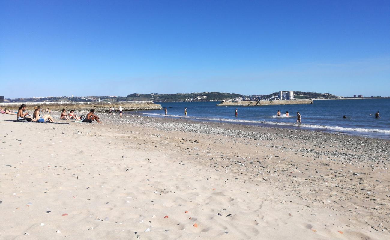 Photo de Praia da Cruz Quebrada avec sable beige de surface