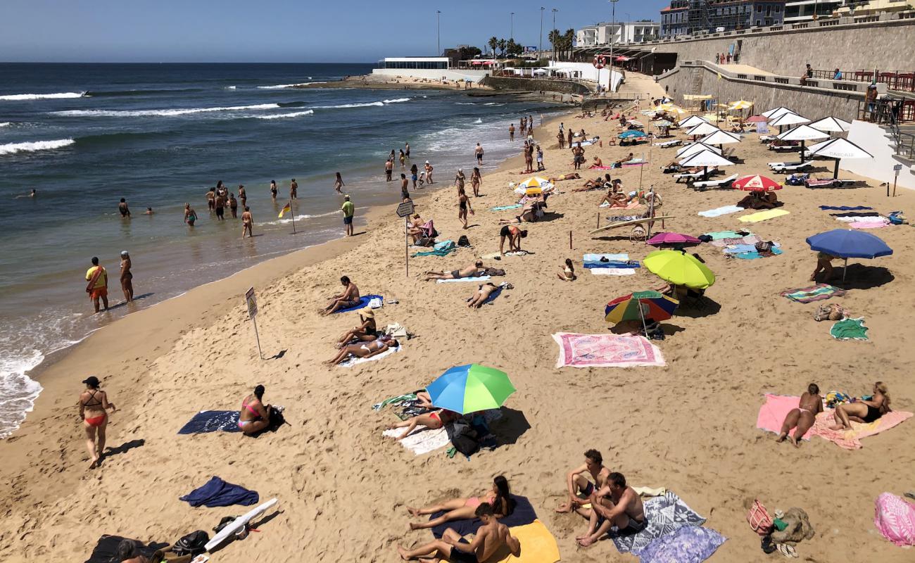 Photo de Praia da Parede avec sable beige de surface