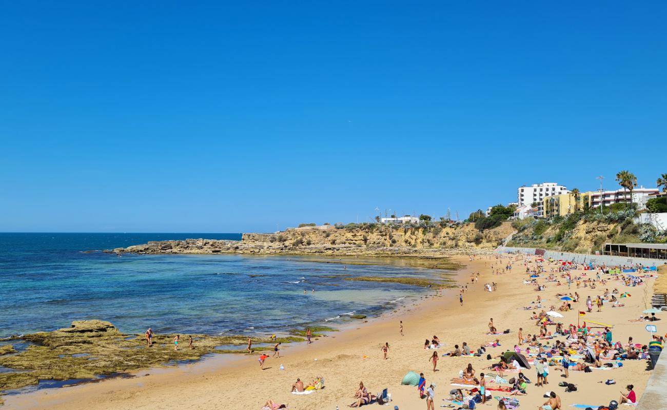 Photo de Praia de Sao Pedro do Estoril avec sable beige de surface