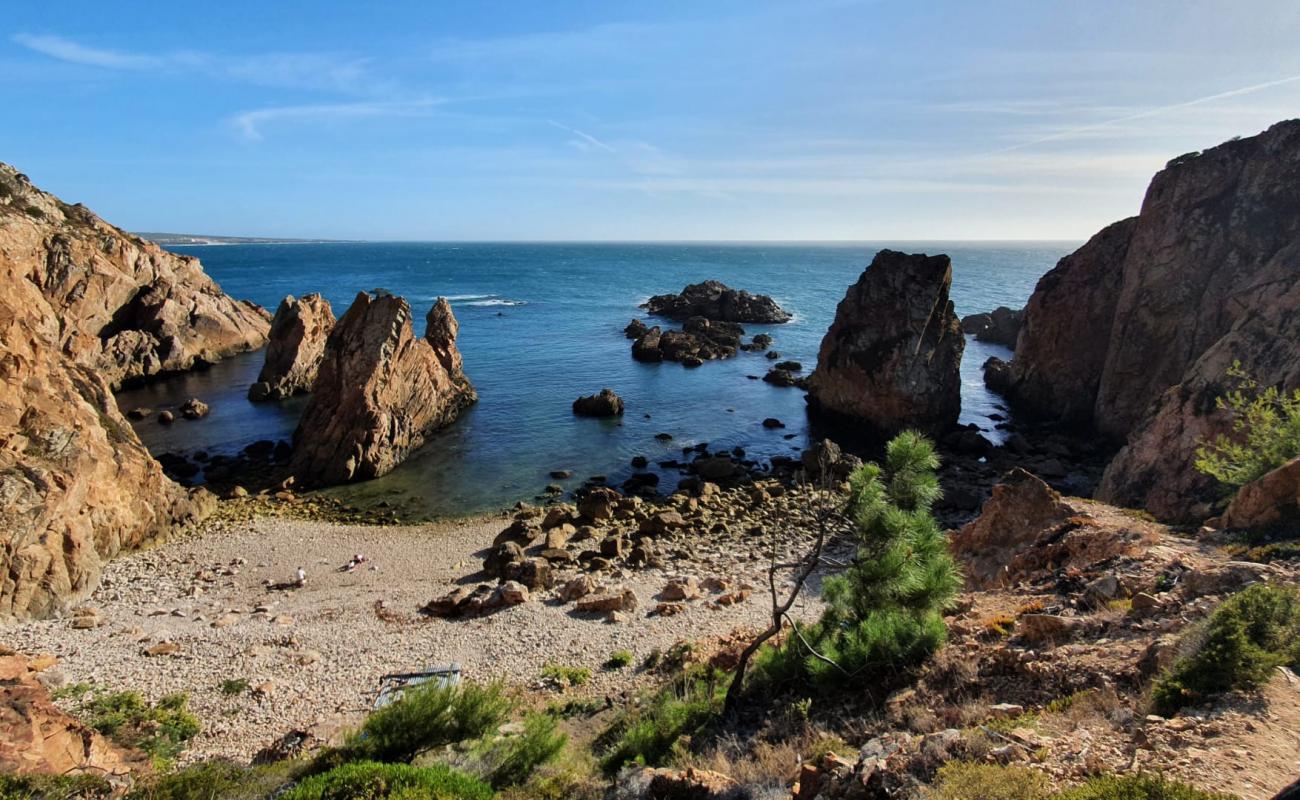 Photo de Praia do Porto do Touro ou Guincho Velho avec caillou gris de surface