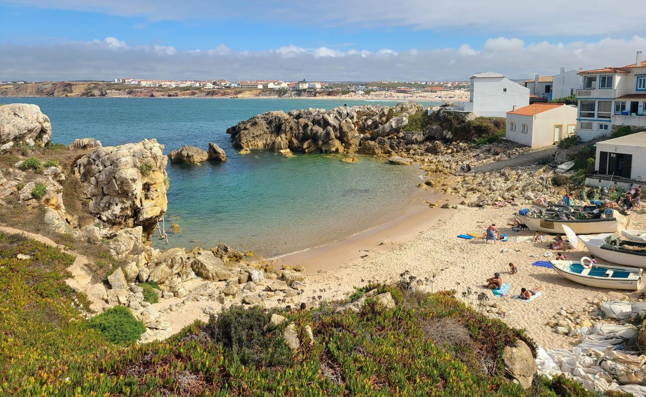 Photo de Praia dos Barcos avec sable beige de surface