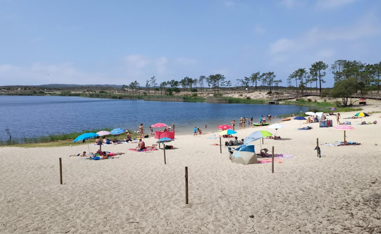 Photo de Praia Lagoa da Ervedeira avec sable lumineux de surface