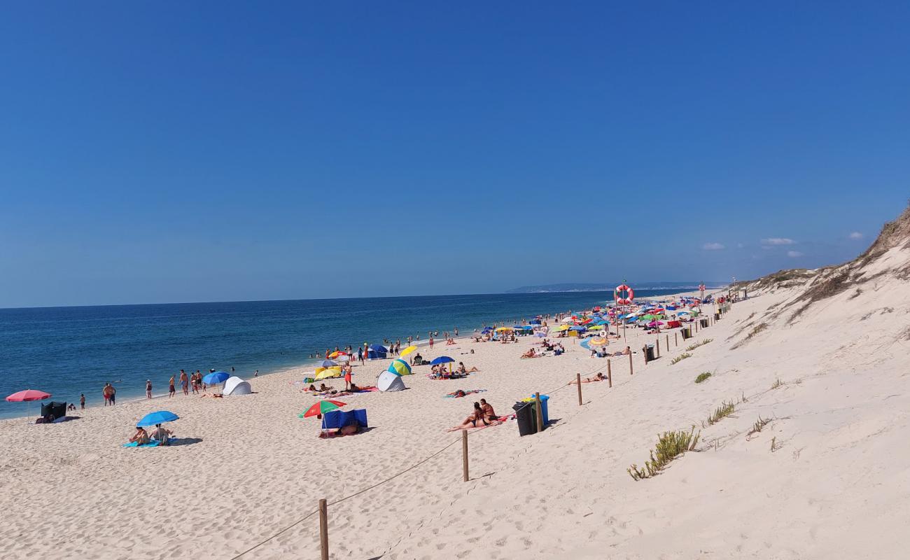 Photo de Praia Osso da Baleia avec sable lumineux de surface