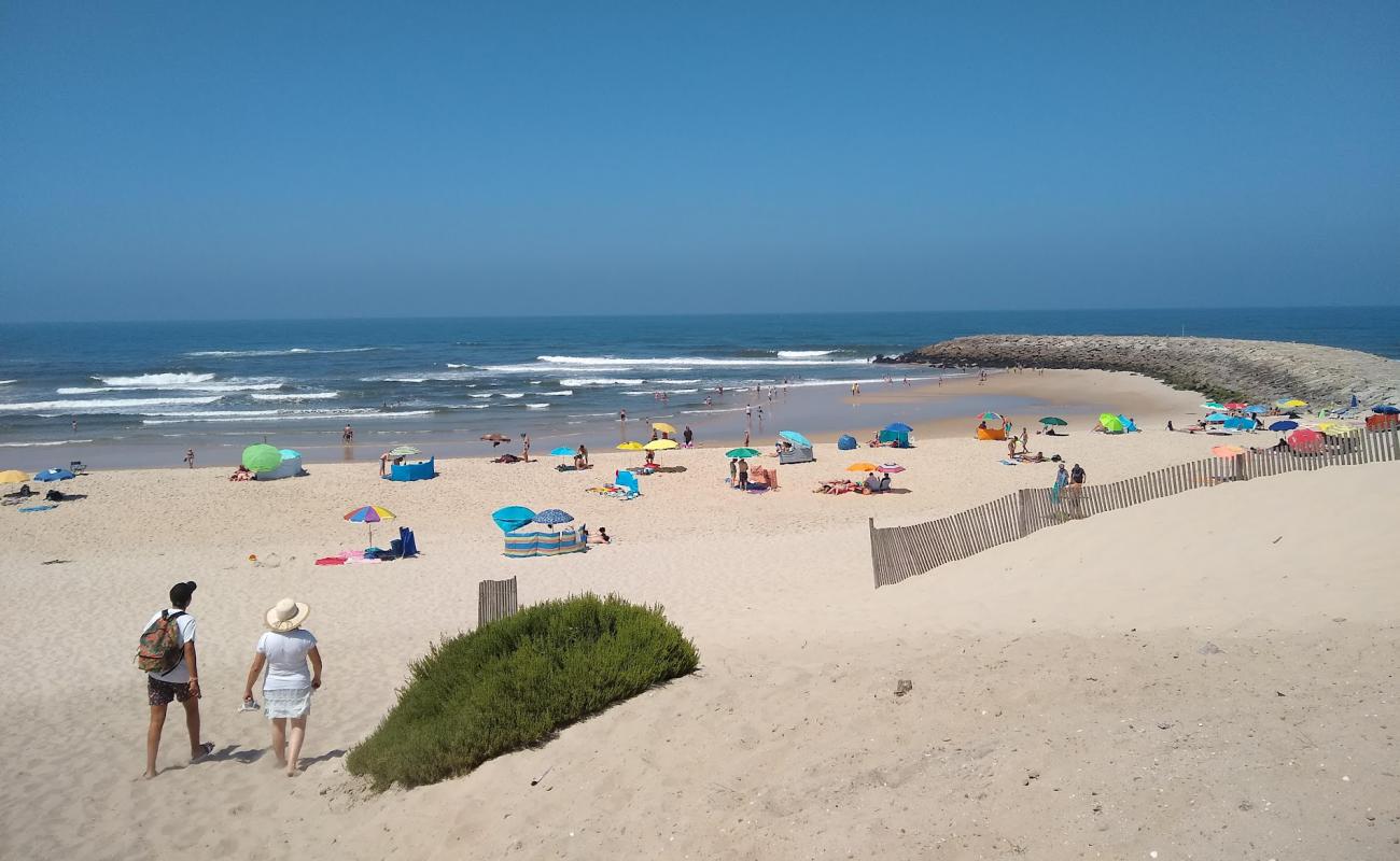 Photo de Praia do Poco da Cruz avec sable lumineux de surface