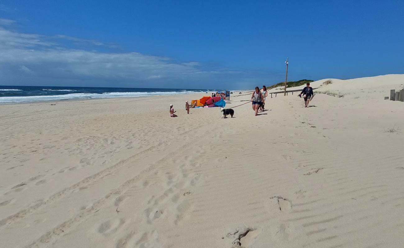 Photo de Praia do Areao avec sable lumineux de surface