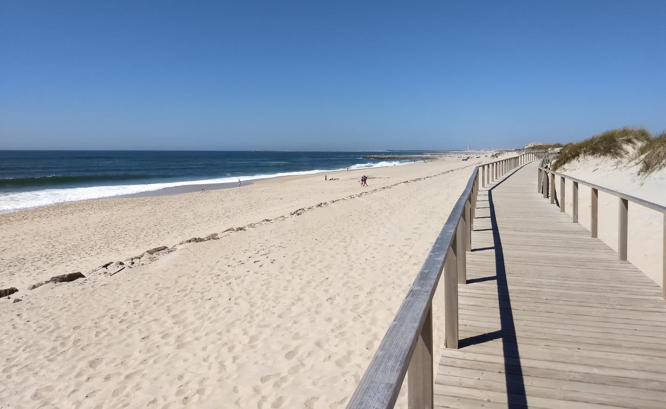 Photo de Praia de Sao Jacinto avec sable lumineux de surface