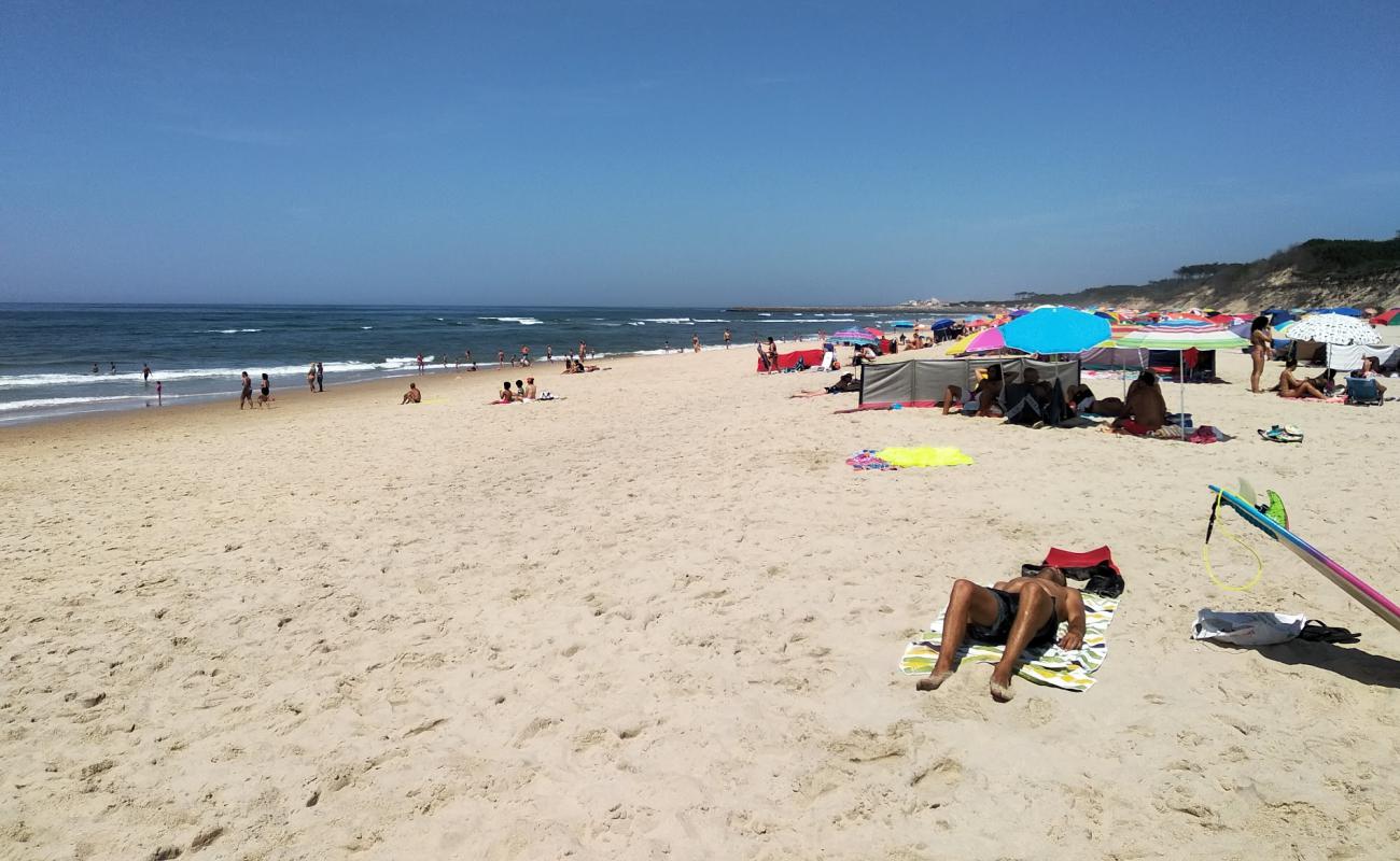 Photo de Praia de Sao Pedro de Maceda avec sable lumineux de surface