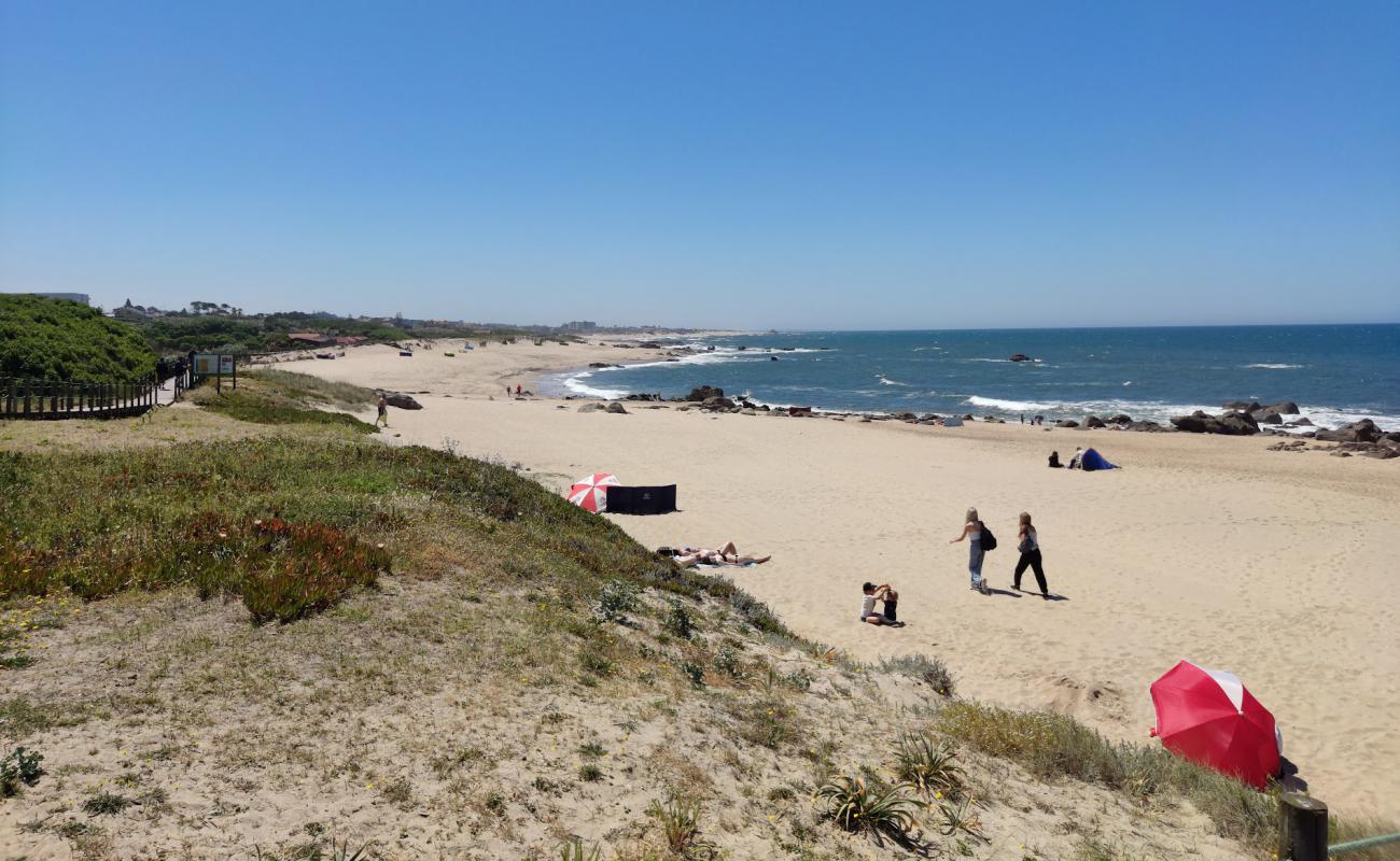 Photo de Praia da Madalena avec sable beige de surface