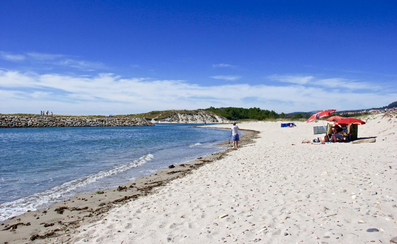 Photo de Praia de Antas avec sable beige & galets de surface
