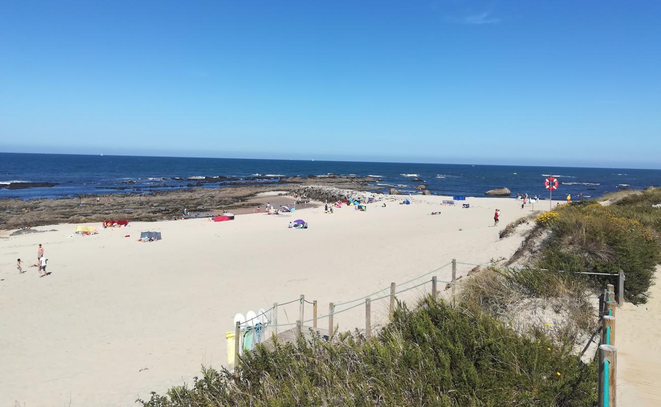 Photo de Praia de Carreco avec sable beige de surface