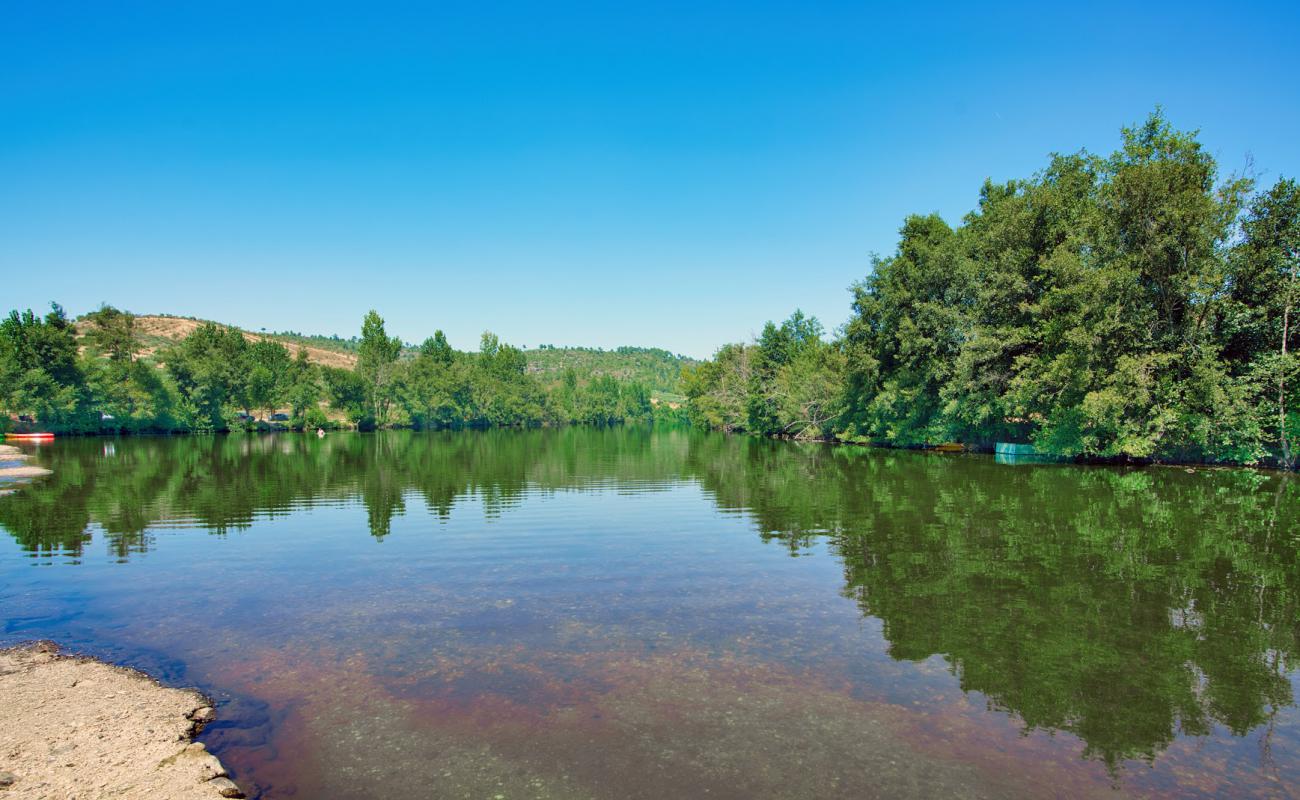 Photo de Praia Fluvial de Miradeses avec sable beige & pierres de surface