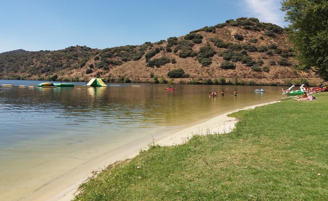 Photo de Praia Fluvial Foz do Rio Sabor avec herbe de surface