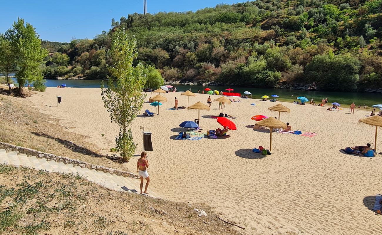 Photo de Praia de Constancia avec sable lumineux de surface