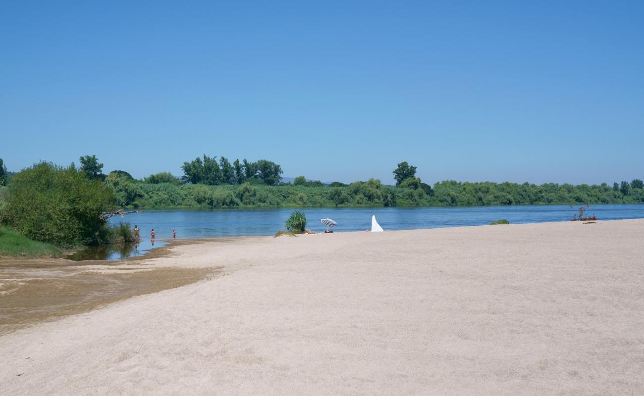 Photo de Praia fluvial do Patacao avec sable lumineux de surface