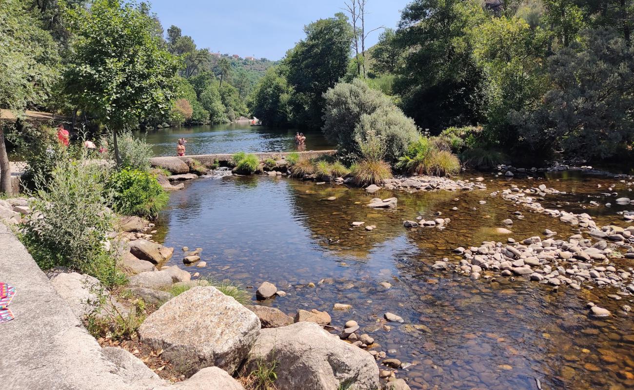 Photo de Praia Fluvial da Folgosa avec roches de surface