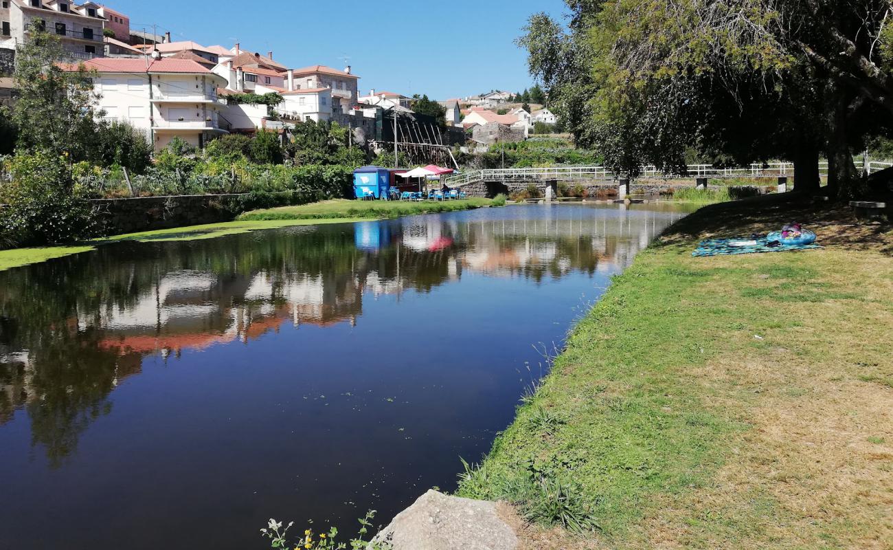 Photo de Praia Fluvial de Fraguas avec herbe de surface