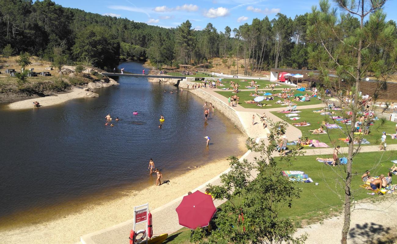 Photo de Praia Fluvial do Trabulo avec herbe de surface