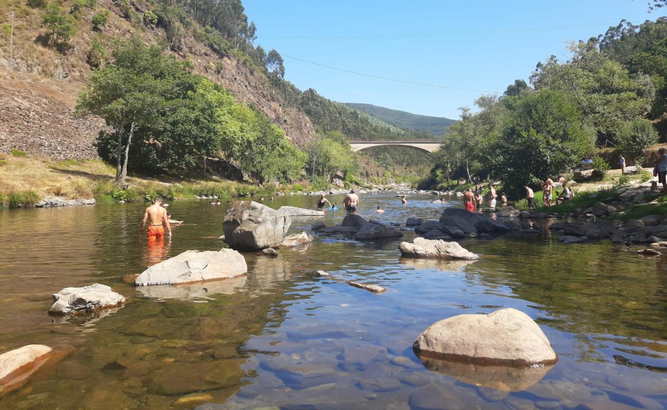 Photo de Praia Fluvial de Espiunca avec sable beige de surface