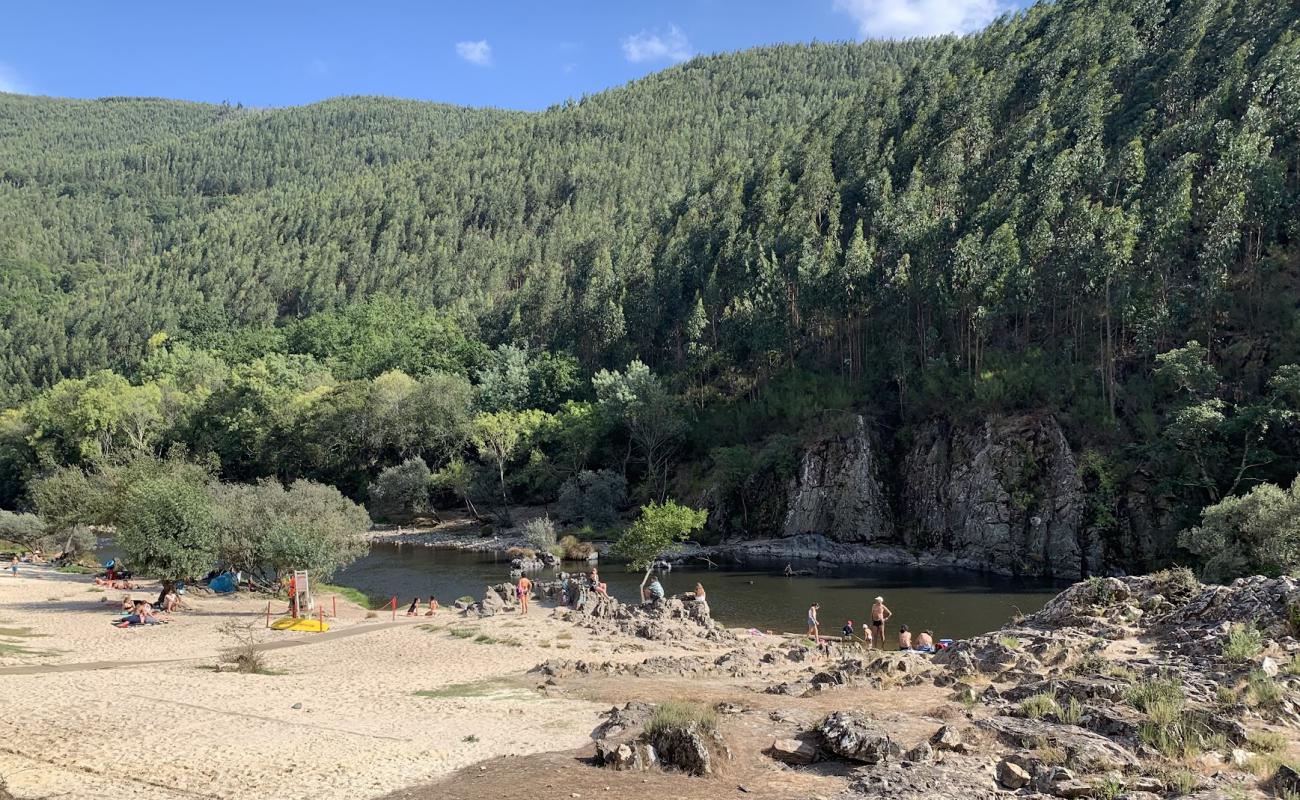 Photo de Praia Fluvial do Areinho avec sable beige de surface
