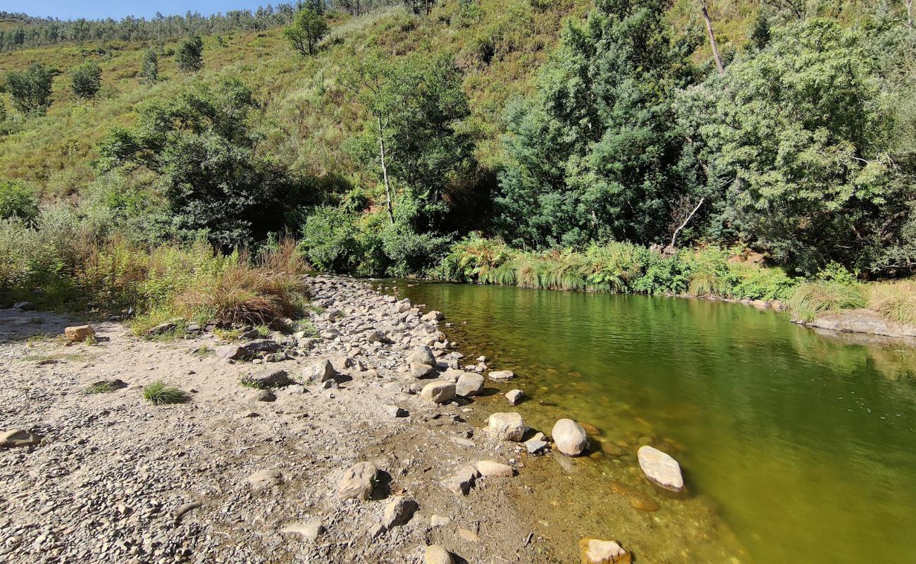 Photo de Praia Fluvial da Paradinha avec roches de surface