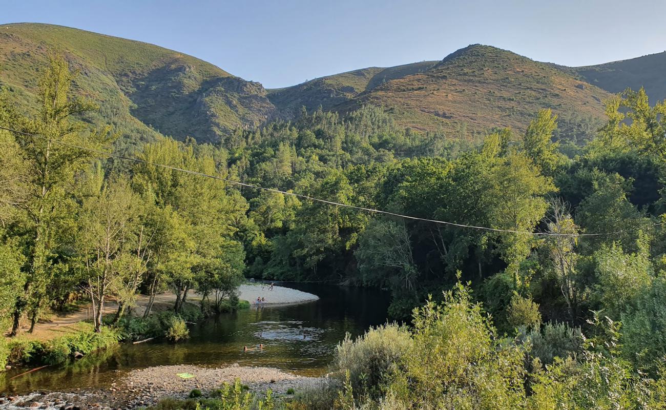 Photo de Praia Fluvial de Meitriz avec roches de surface