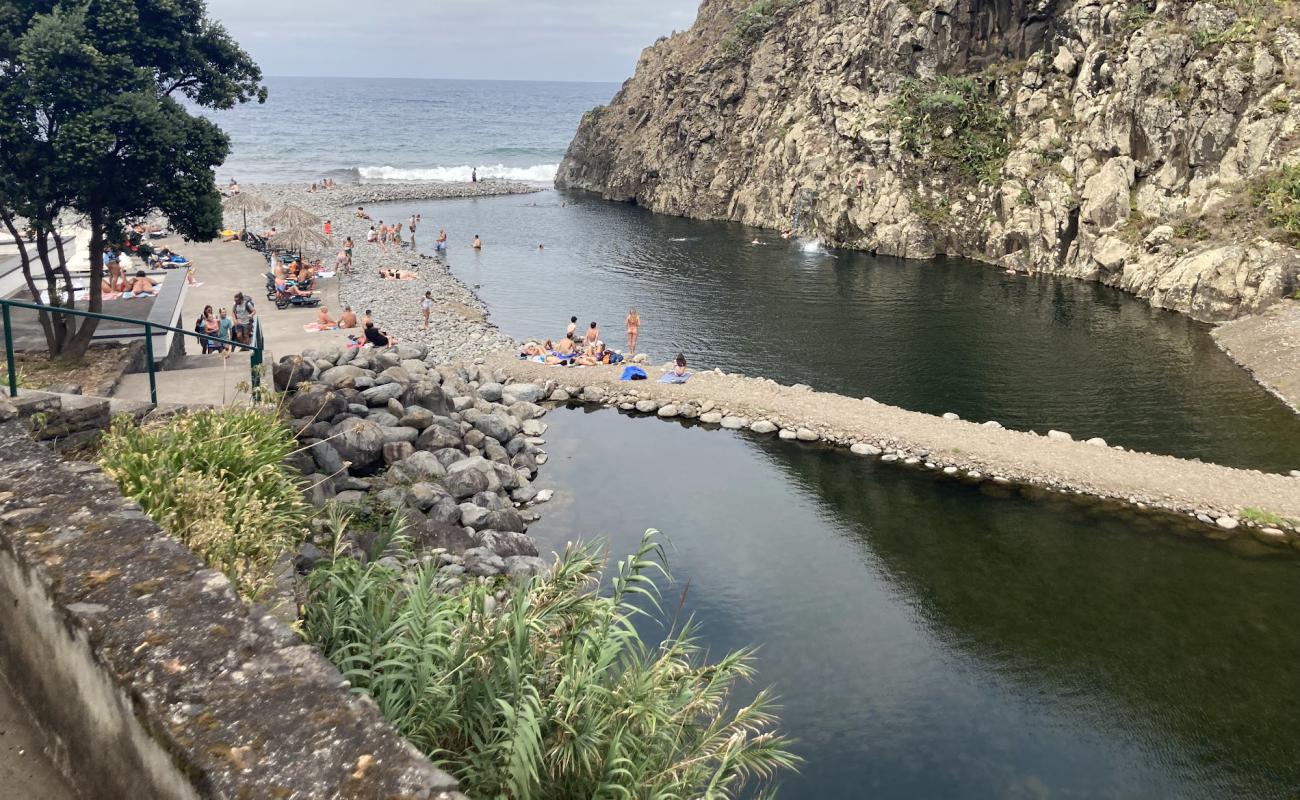 Photo de Complexo Balnear do Calhau de S. Jorge avec roches de surface