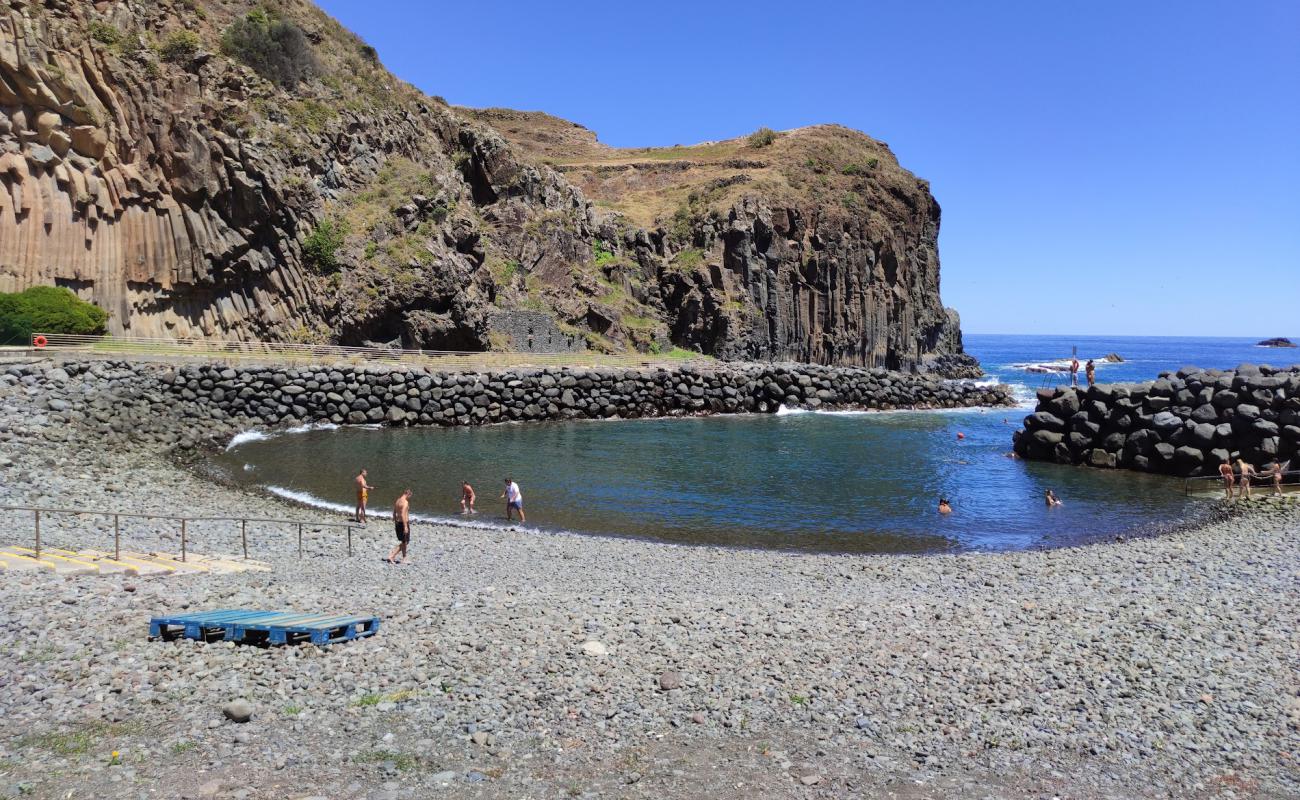 Photo de Complexo Balnear da Foz da Ribeira do Faial avec caillou gris de surface