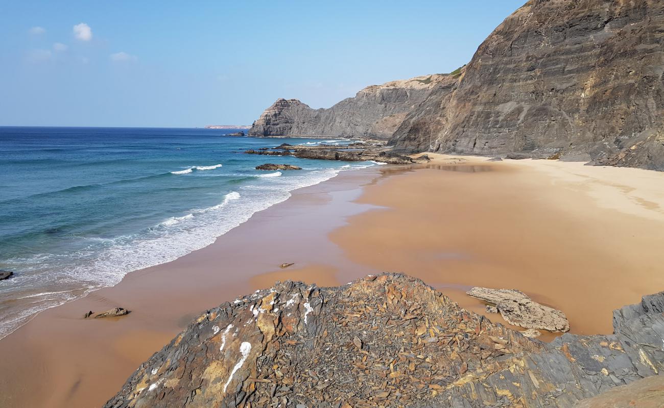 Photo de Praia do Mirouco avec sable lumineux de surface