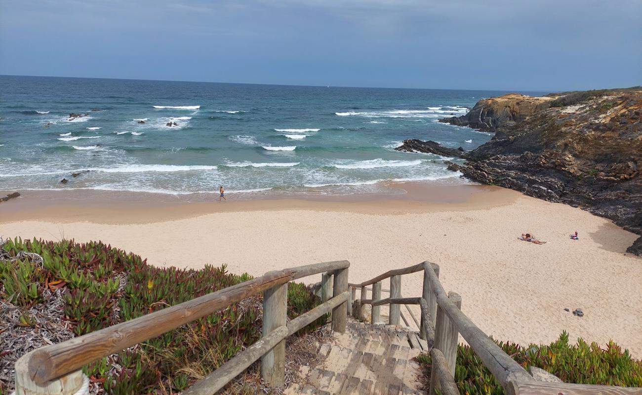 Photo de Praia de Nossa Senhora avec sable lumineux de surface