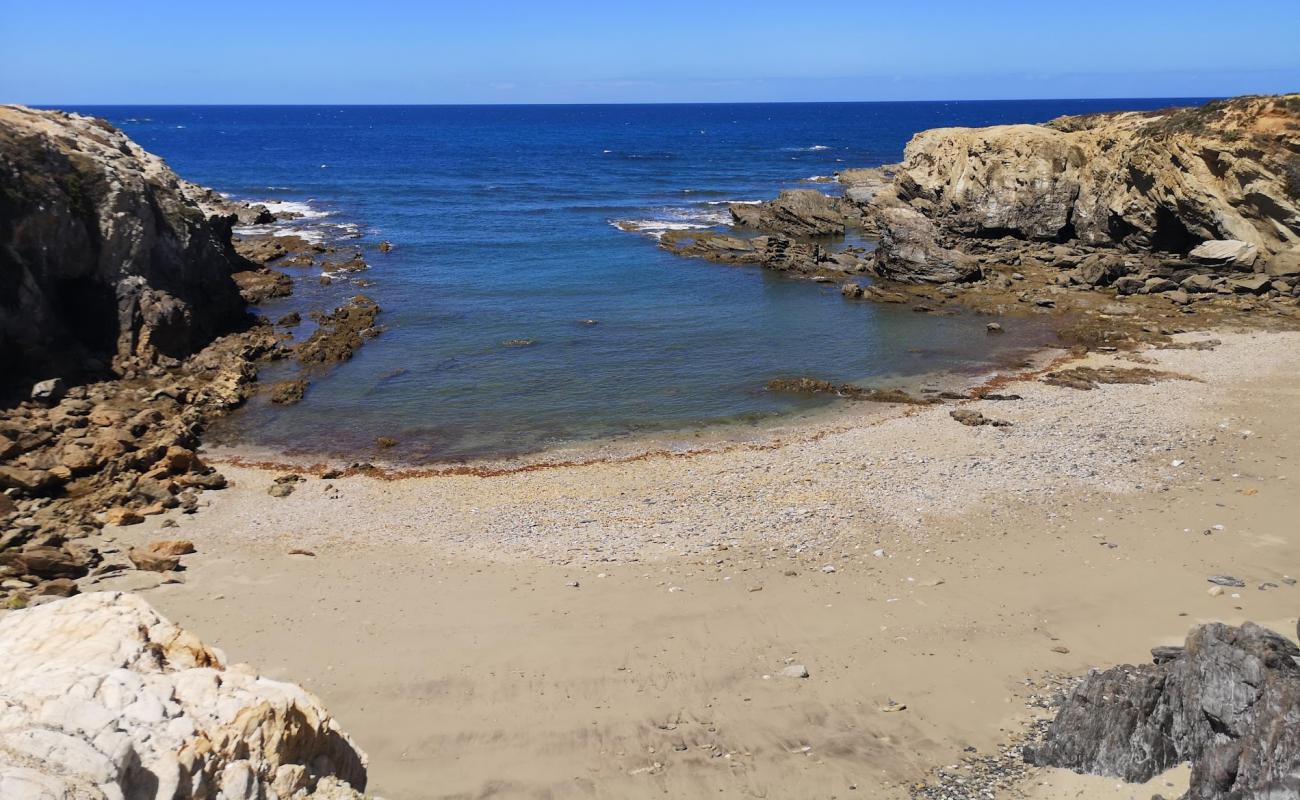 Photo de Praia da Engardaceira avec sable gris de surface