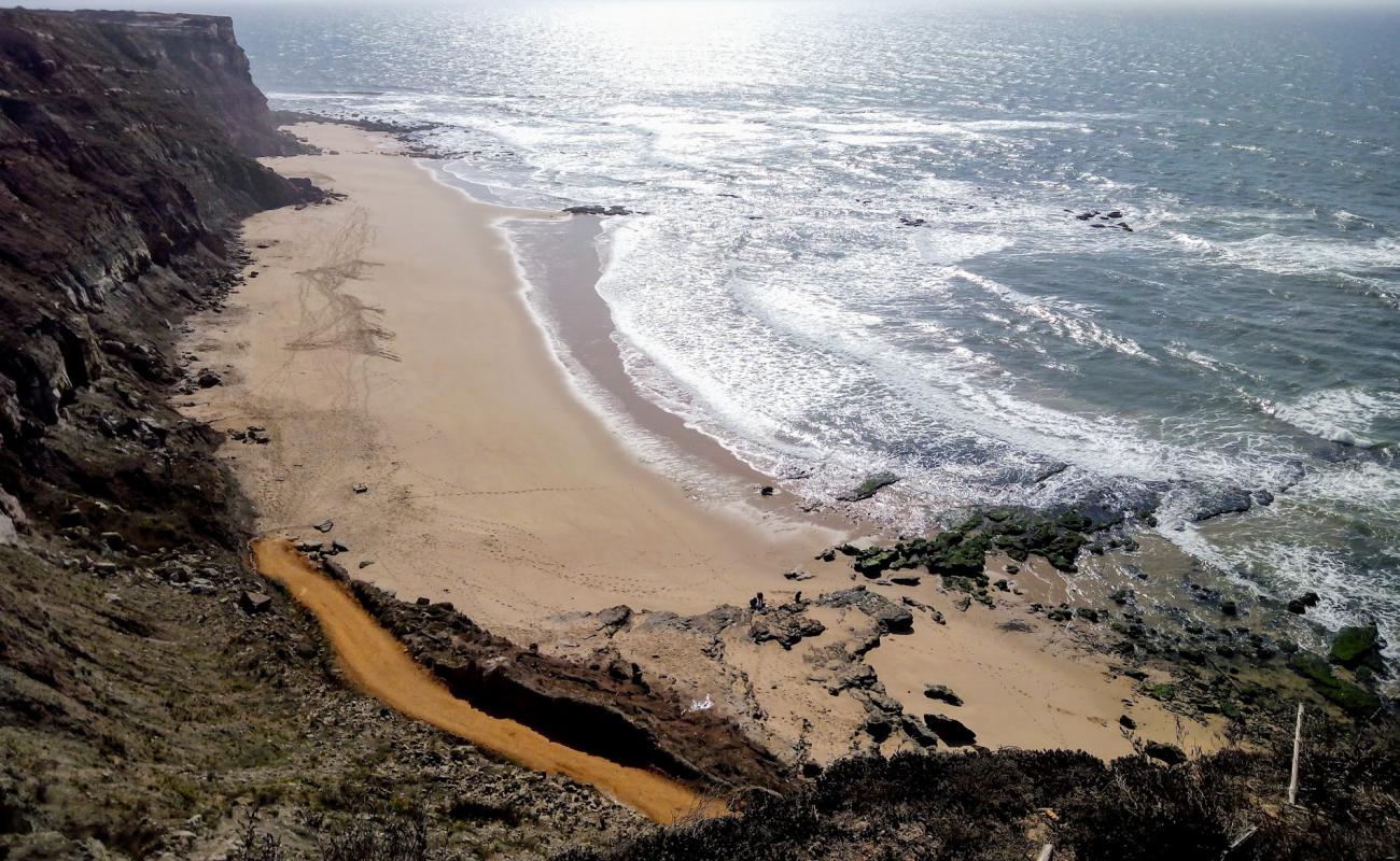 Photo de Praia da Ponta da Vela avec sable beige & pierres de surface