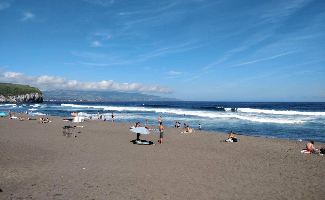 Photo de Praia do Areal de Santa Barbara avec sable gris de surface