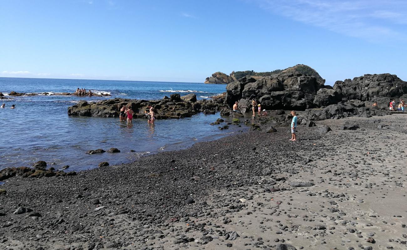 Photo de Praia do Corpo Santo avec sable gris de surface