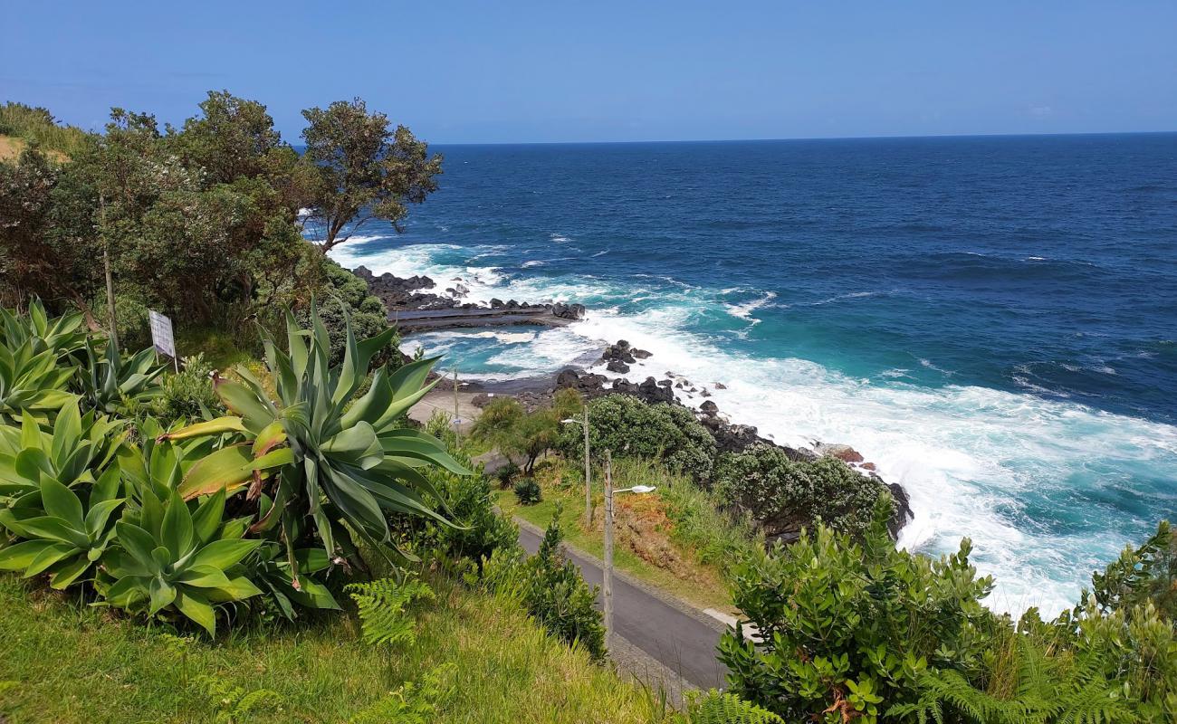 Photo de Piscinas Naturais de Santo Antonio avec terrain rocheux de surface