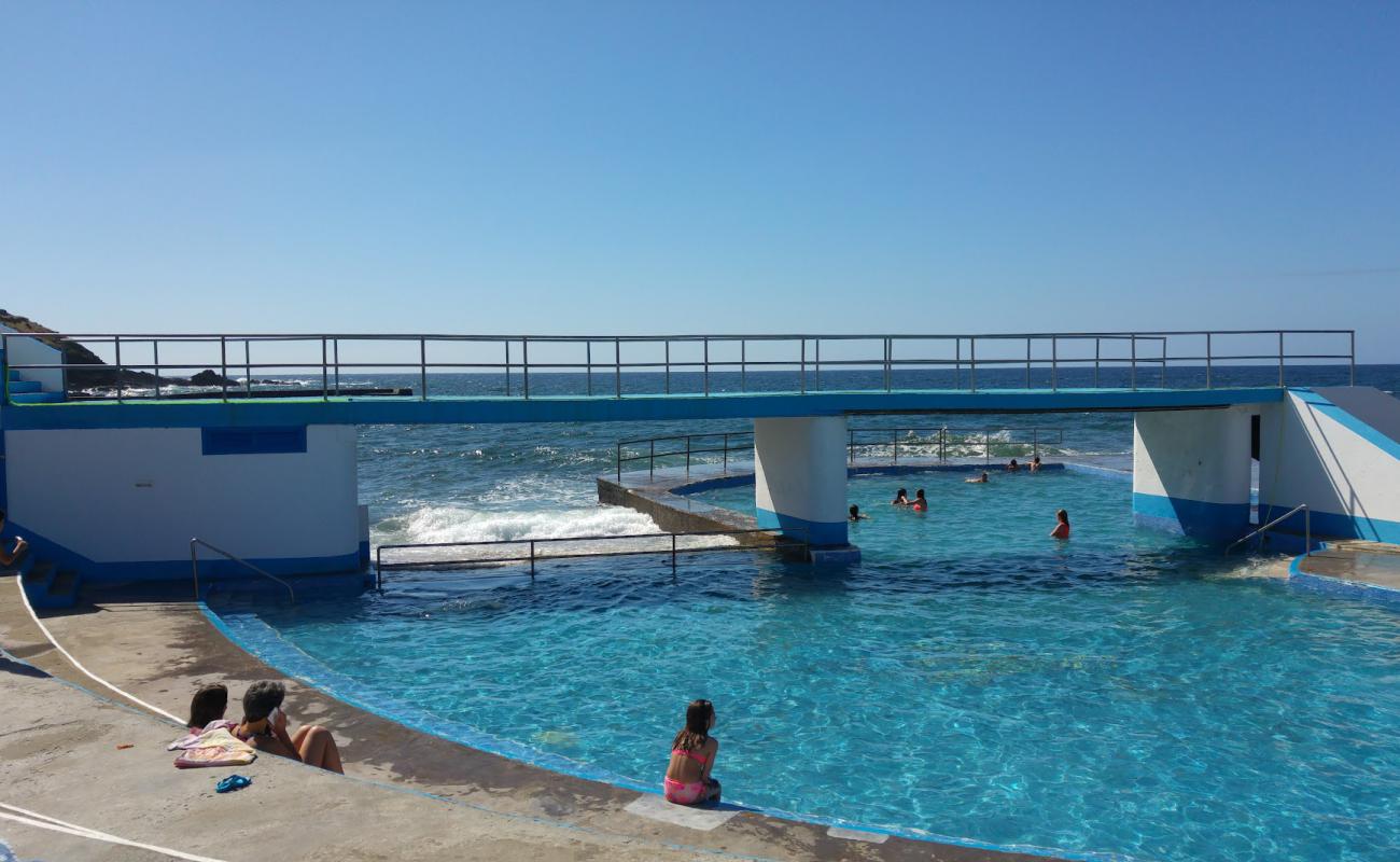 Photo de Zona Balnear dos Anjos Beach avec surface béton pavée de surface