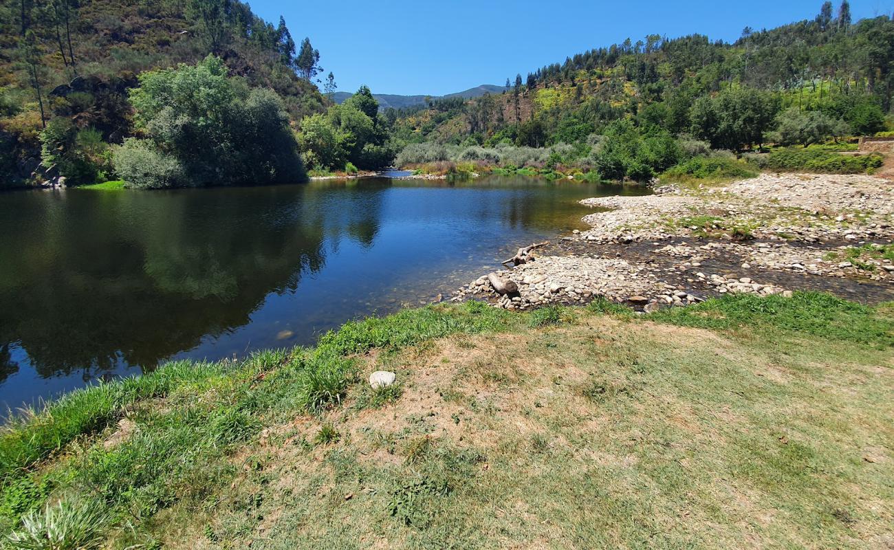 Photo de Praia Fluvial da Foz Cabril avec terrain rocheux de surface