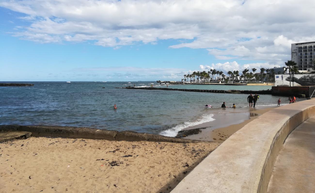 Photo de Escambron beach II avec sable beige fin de surface