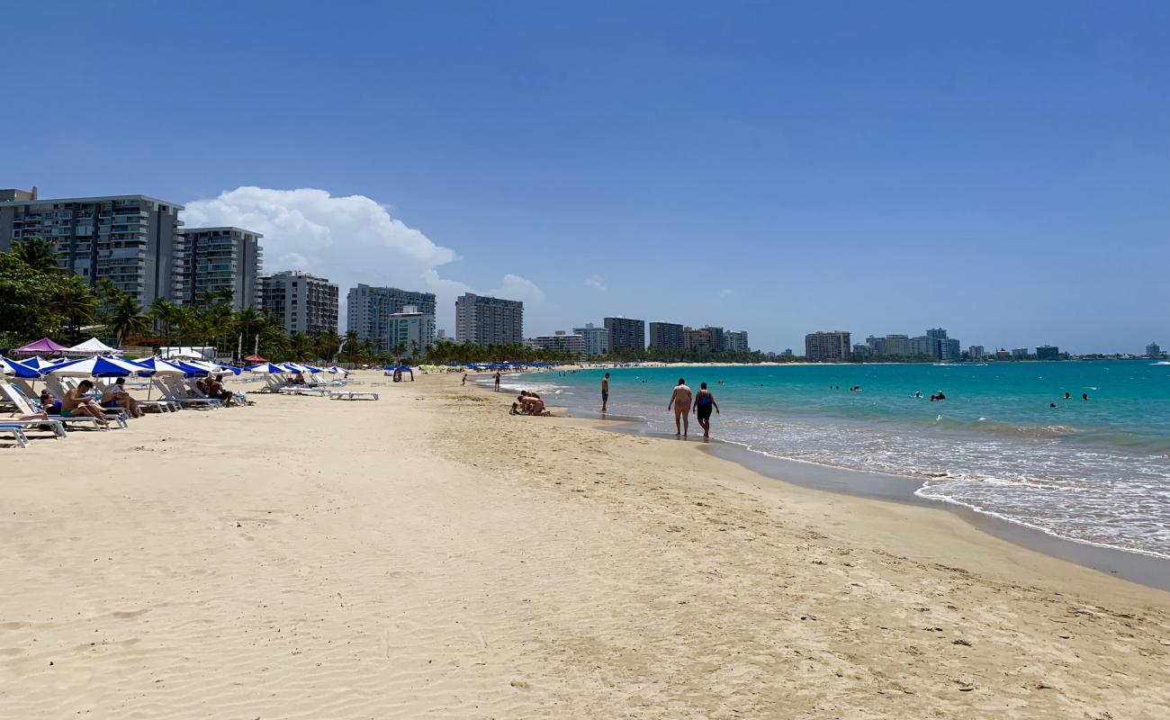 Photo de Isla Verde West avec sable fin et lumineux de surface