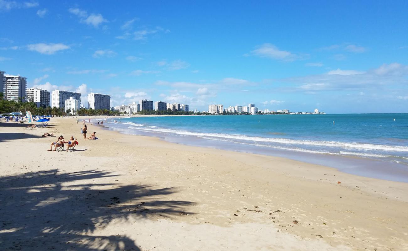 Photo de Isla Verde beach avec sable fin et lumineux de surface