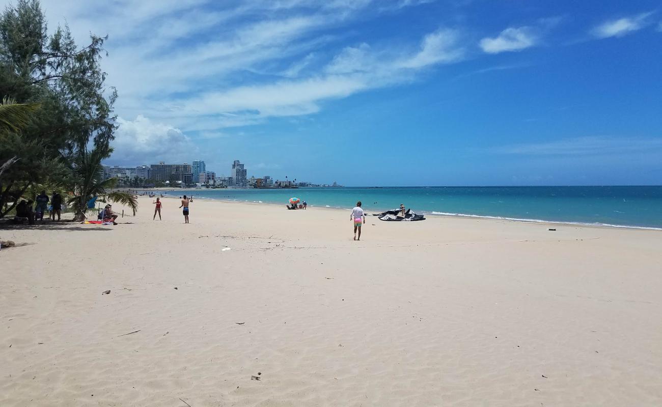 Photo de Carolina beach avec sable fin et lumineux de surface