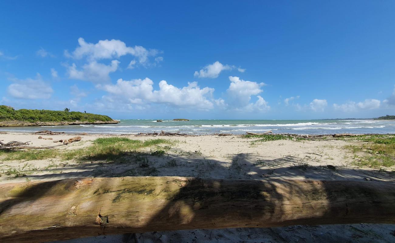 Photo de Playa Linda en Loiza avec sable fin et lumineux de surface