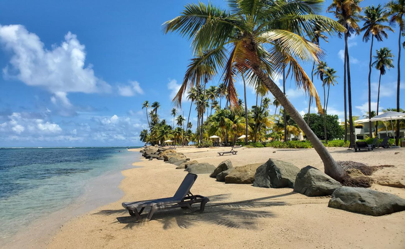 Photo de Plage de Punta Miquillo avec sable lumineux de surface