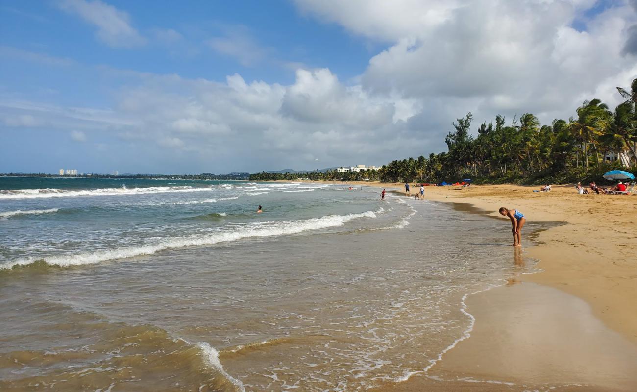 Photo de Playa Rio Mar avec sable lumineux de surface