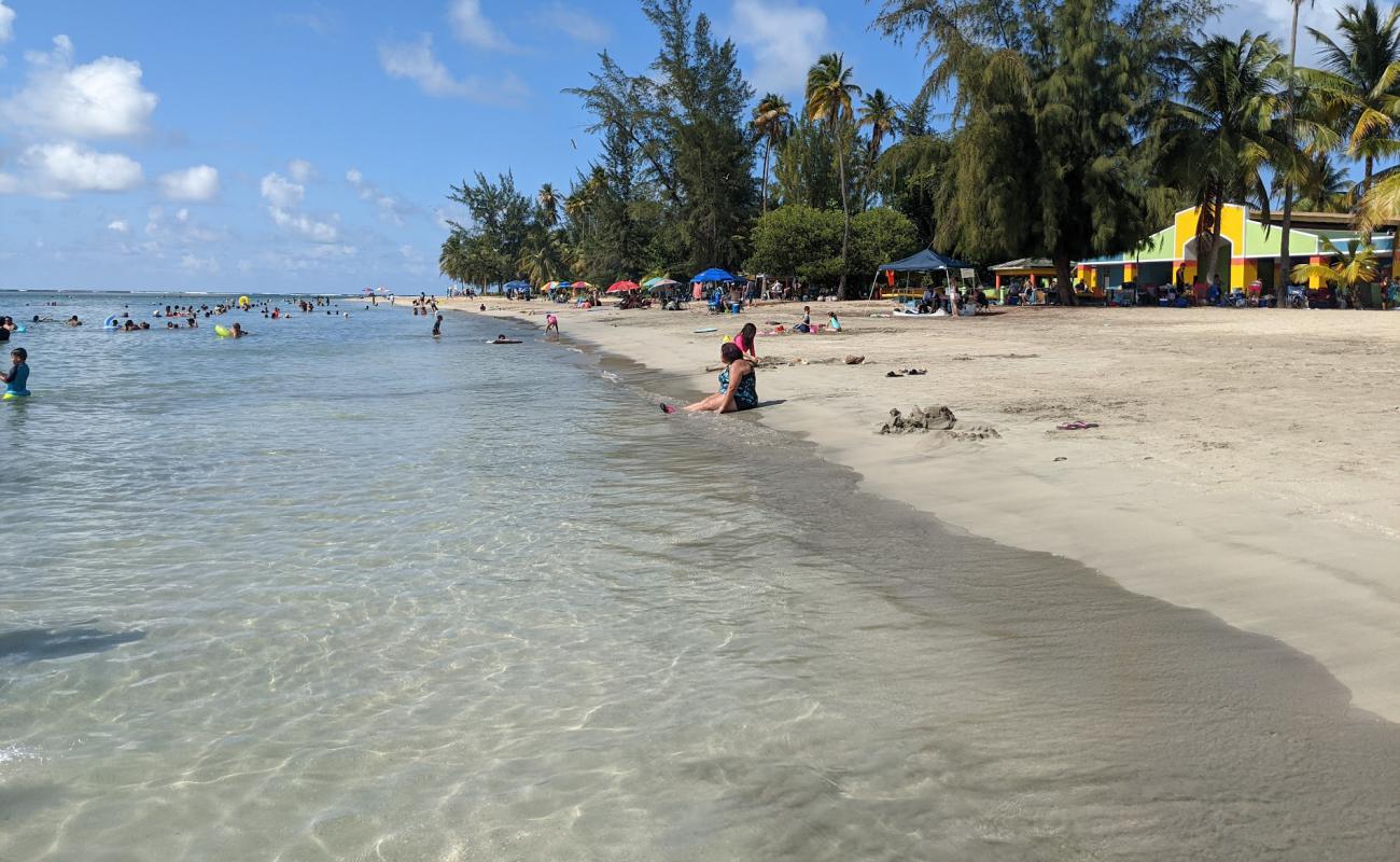 Photo de Playa de Luquillo avec sable lumineux de surface