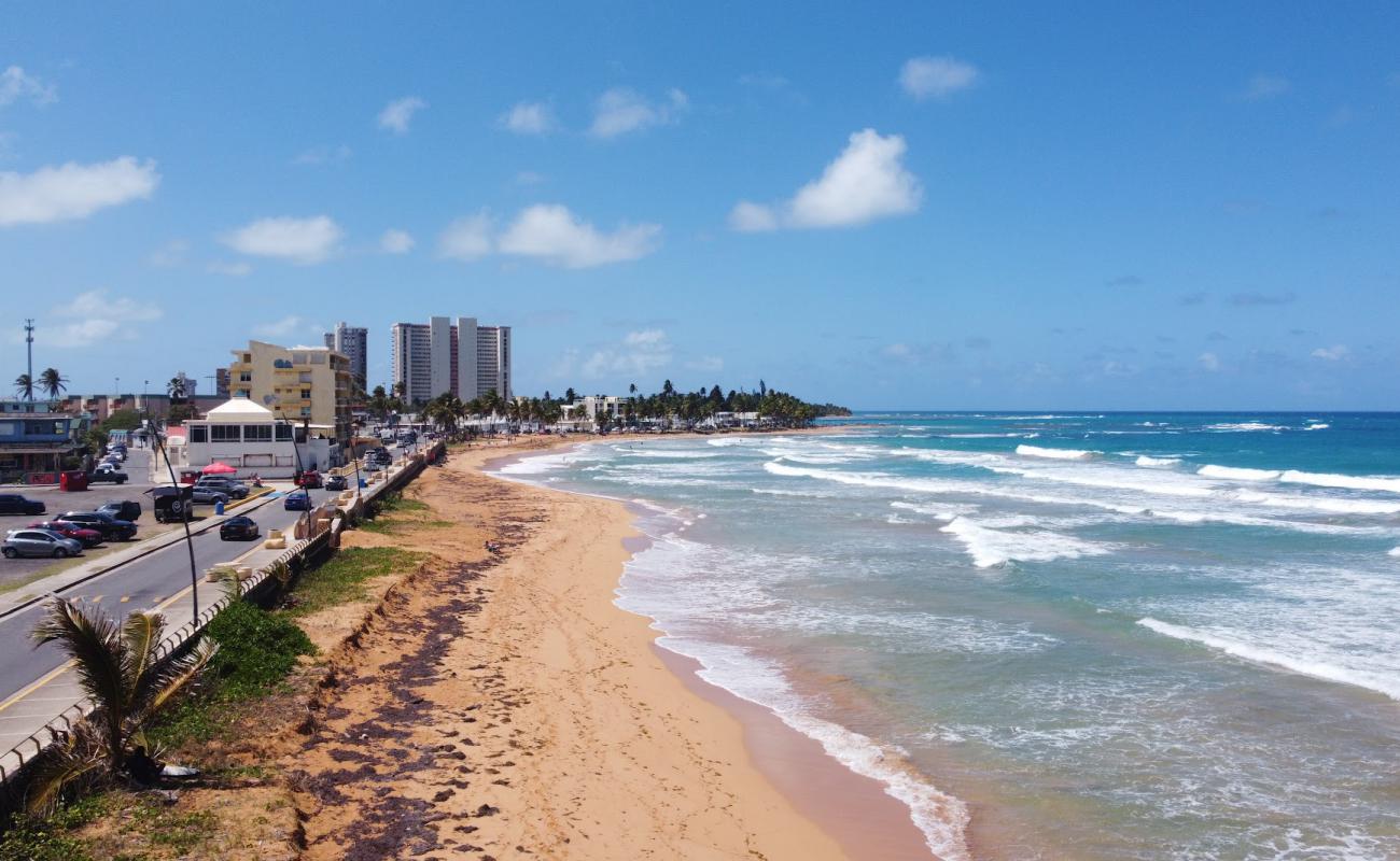 Photo de Playa La Pared avec sable lumineux de surface