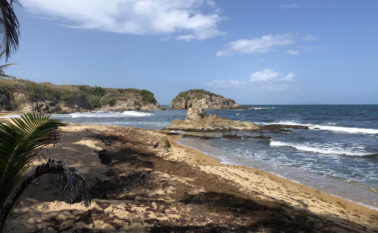 Photo de Playa Secret Beach avec sable beige & pierres de surface