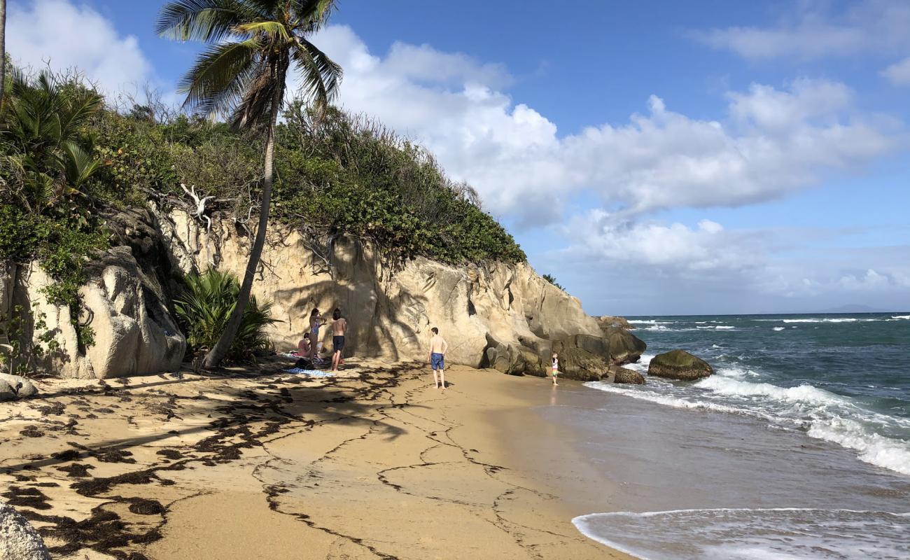 Photo de Playa Icacos avec sable lumineux de surface