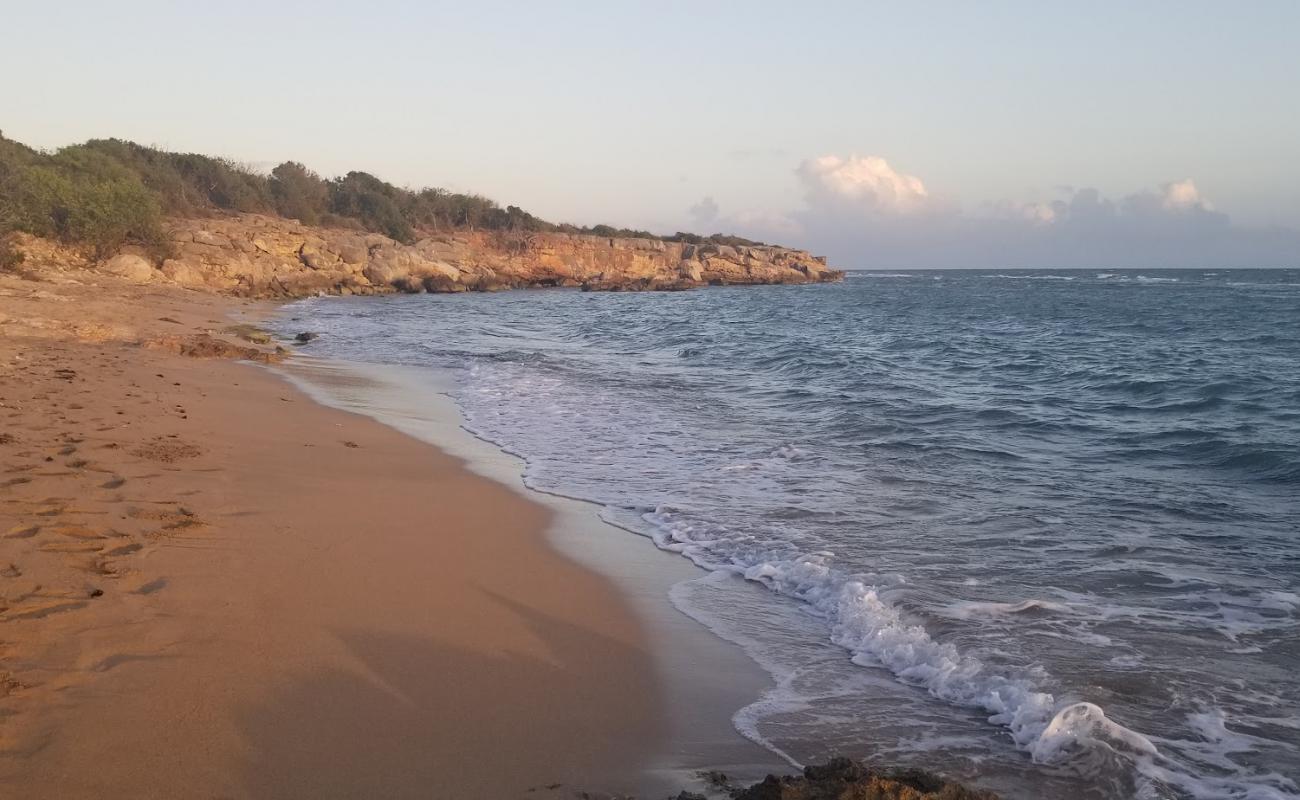 Photo de Playa Pelicano avec sable gris avec roches de surface